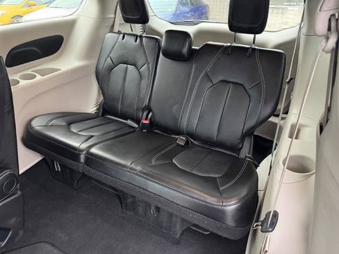 Used 2024 Chrysler Pacifica Touring-L image 12