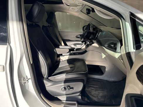 Used 2023 Chrysler Pacifica Limited image 13