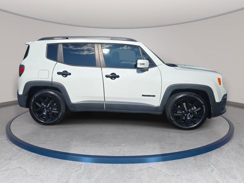 Used 2018 Jeep Renegade Altitude w/ Cold Weather Group FWD image 4