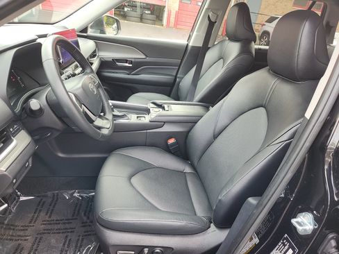 Certified 2025 Toyota Grand Highlander AWD image 21