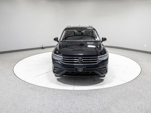 Used 2023 Volkswagen Tiguan SE w/ Panoramic Sunroof Package image 30