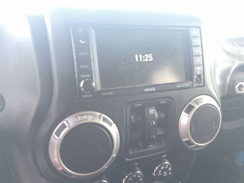 Used 2017 Jeep Wrangler Unlimited Rubicon w/ Connectivity Group image 14