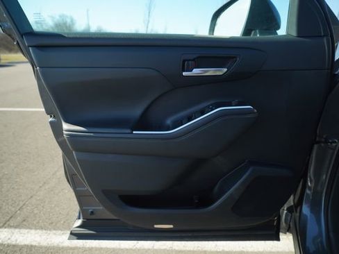 Used 2021 Toyota Highlander XLE image 15