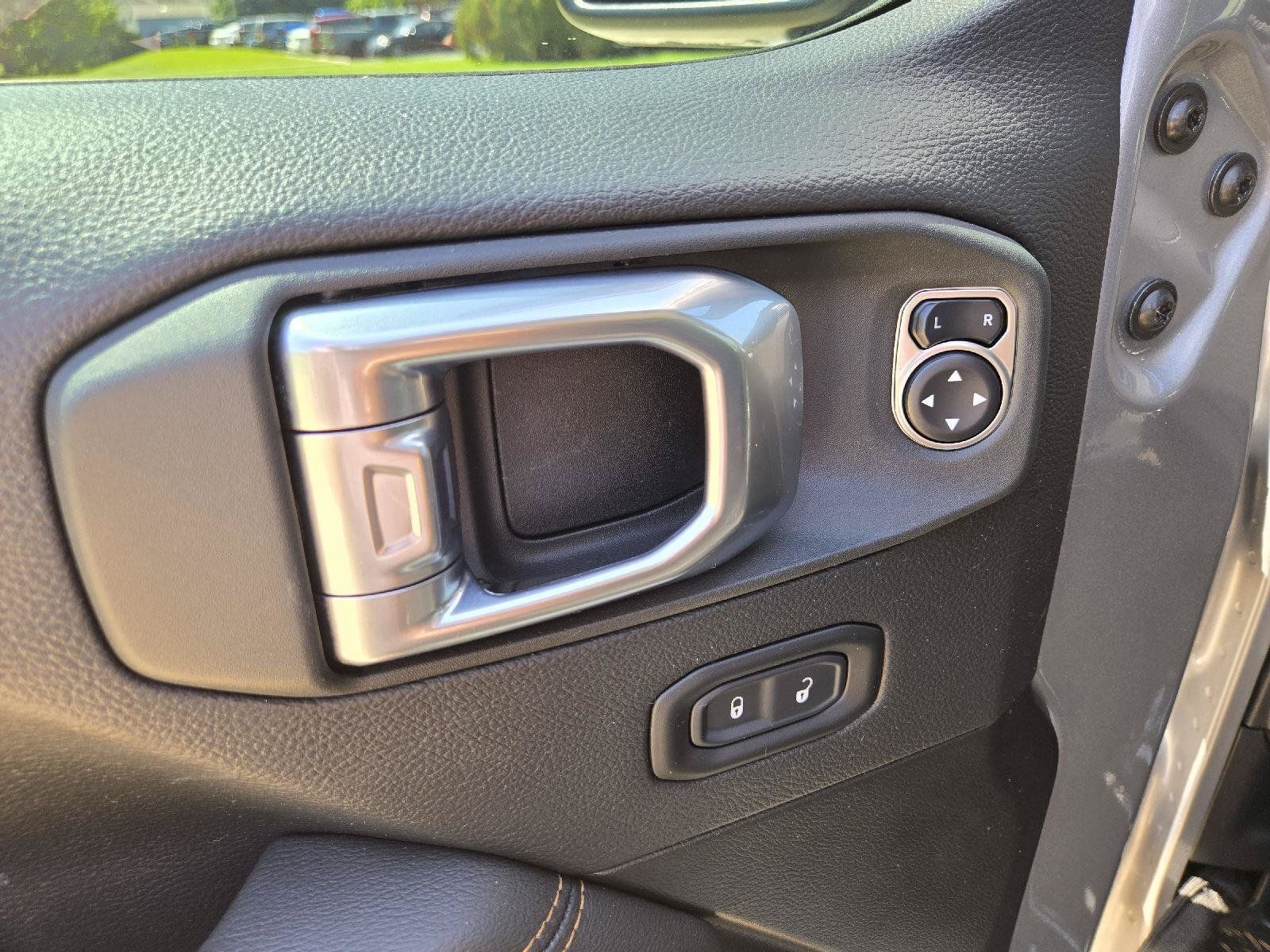 Used 2021 Jeep Wrangler Unlimited Sahara AWD/4WD image 13