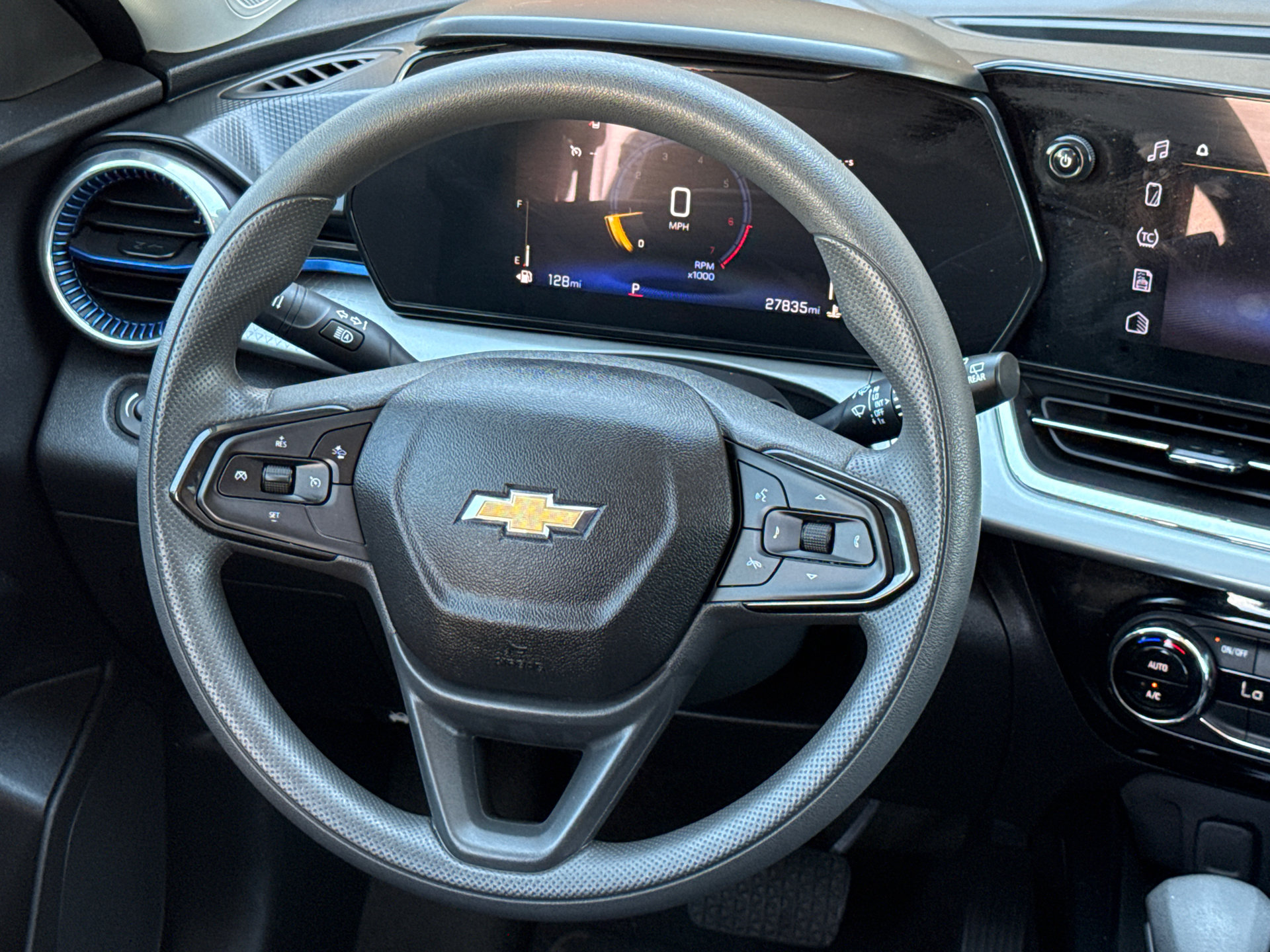 Used 2025 Chevrolet Trax LT FWD image 14
