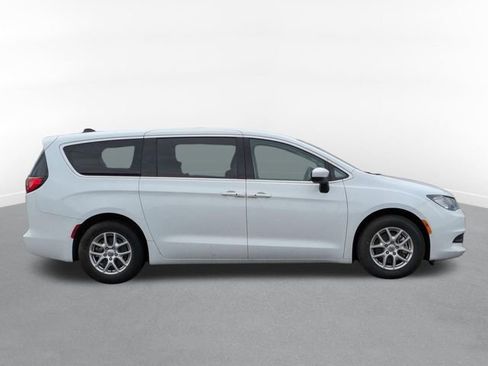 Used 2023 Chrysler Voyager LX FWD image 2
