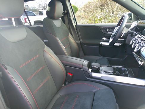 Used 2023 Mercedes-Benz GLB 250 image 33