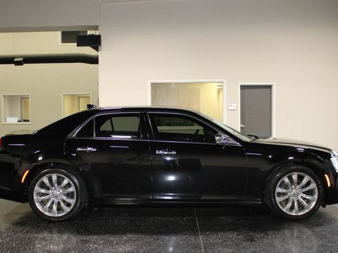 Used 2019 Chrysler 300 Limited w/ Safetytec Plus Group RWD image 3