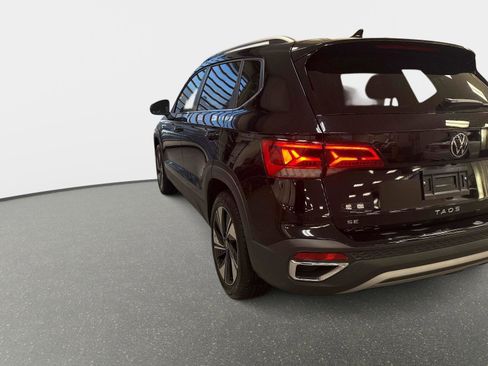 Certified 2024 Volkswagen Taos SE image 7