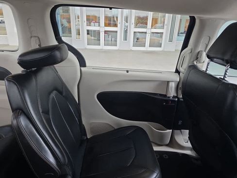 Used 2019 Chrysler Pacifica Touring-L image 17