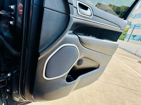 Used 2014 Jeep Grand Cherokee SRT image 38