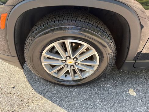 Used 2023 Chevrolet Traverse LT FWD image 26