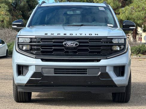 New 2026 Ford Expedition Platinum image 2