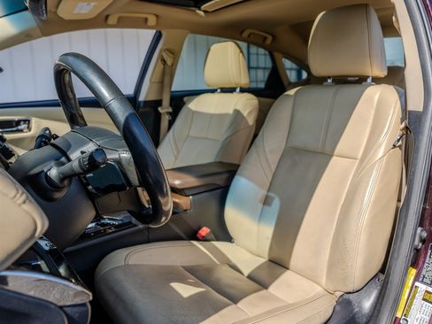 Used 2013 Toyota Avalon Limited image 26