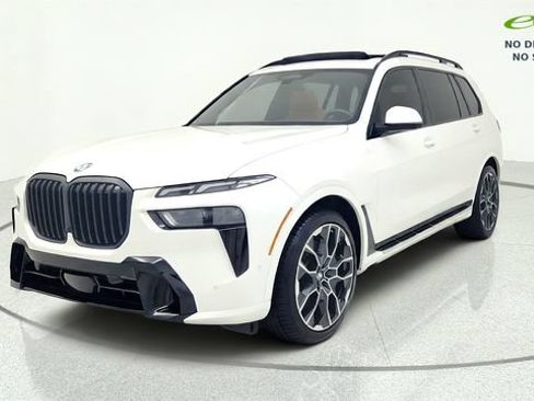 Used 2025 BMW X7 xDrive40i w/ M Sport Package AWD/4WD image 3