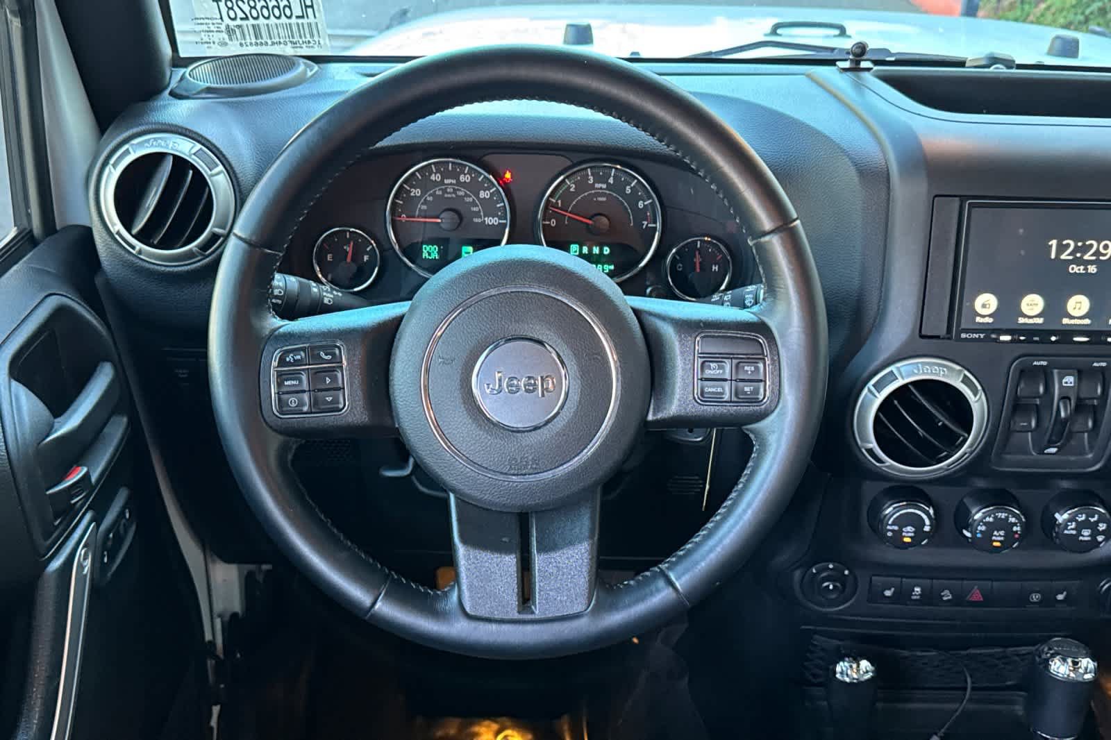 Used 2017 Jeep Wrangler Unlimited Rubicon w/ Connectivity Group AWD/4WD image 14