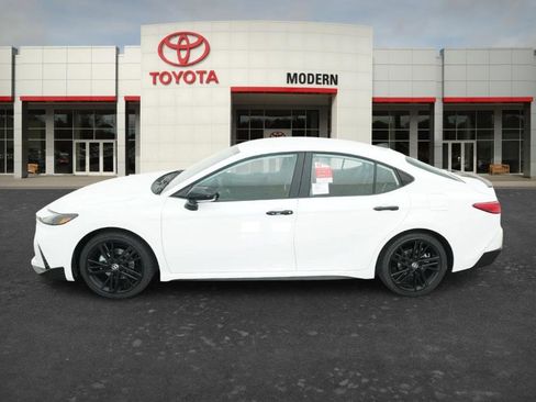 New 2026 Toyota Camry Hybrid FWD image 2