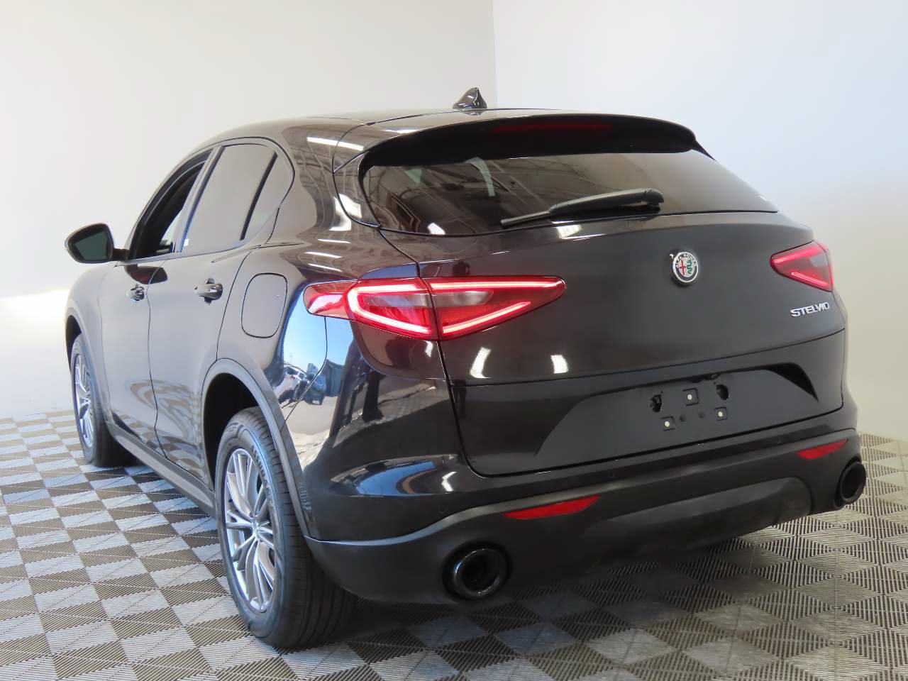 Used 2023 Alfa Romeo Stelvio Sprint RWD image 3