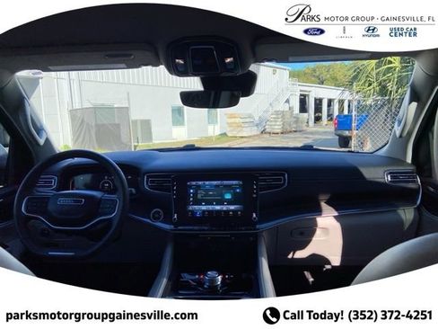 Used 2022 Jeep Wagoneer Series II AWD/4WD image 18