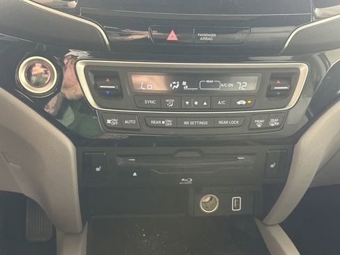 Used 2022 Honda Pilot Touring image 7