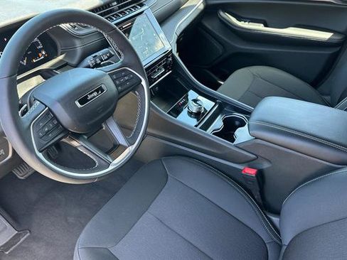 Used 2025 Jeep Grand Cherokee Laredo X w/ Luxury Tech Group I AWD/4WD image 9