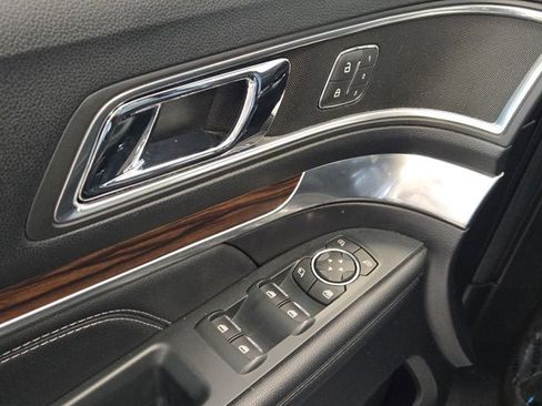 Used 2019 Ford Explorer Limited image 19