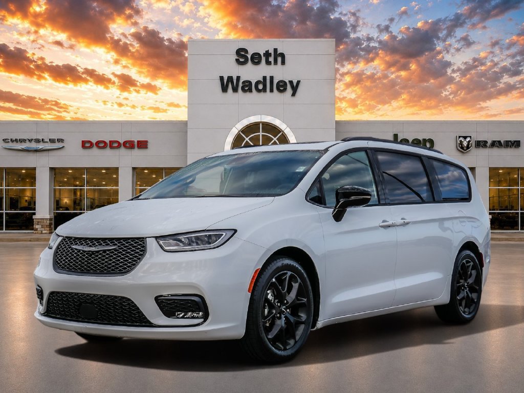 Used 2025 Chrysler Pacifica Limited FWD image 3