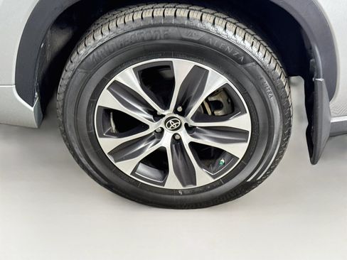 Used 2022 Toyota Highlander XLE AWD/4WD image 9