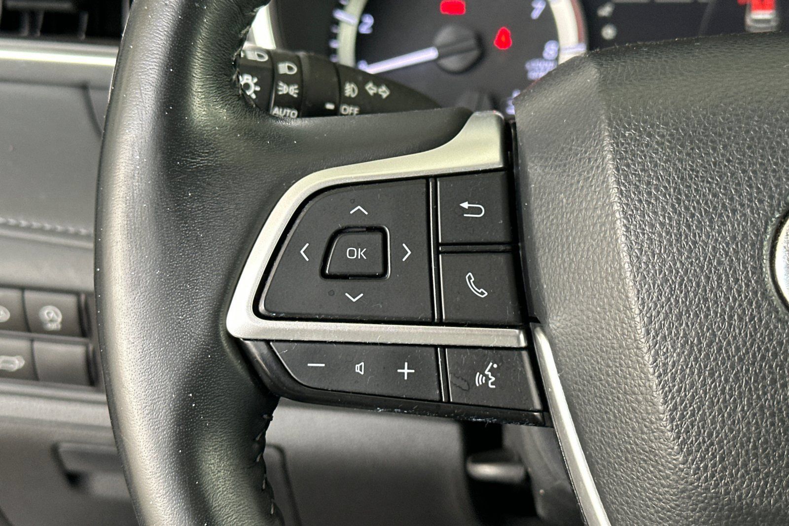 Used 2023 Toyota Highlander XLE AWD/4WD image 28