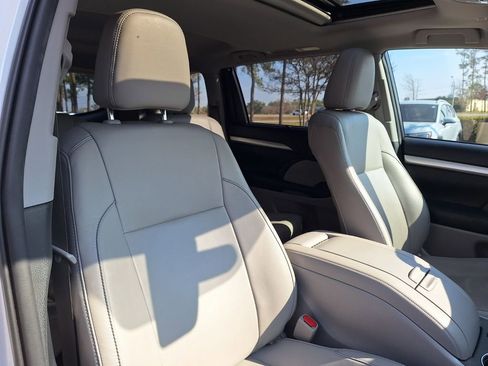 Used 2019 Toyota Highlander XLE image 30