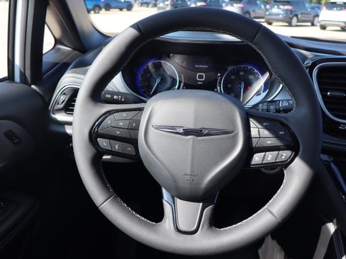 Used 2025 Chrysler Pacifica Limited FWD image 16