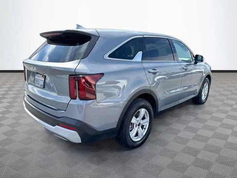Used 2024 Kia Sorento LX FWD image 7