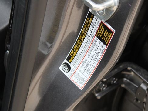 Used 2025 Nissan Frontier SV image 29