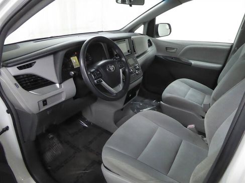 Used 2016 Toyota Sienna L image 15