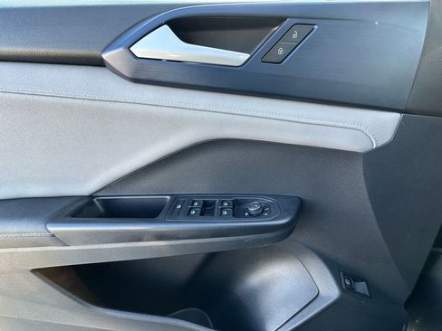 Used 2024 Volkswagen Taos SE image 11