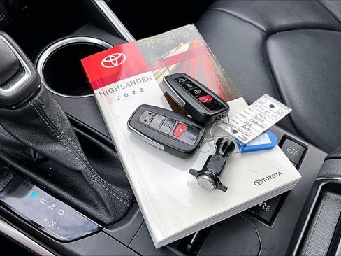 Used 2022 Toyota Highlander XLE image 14