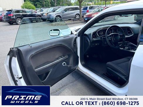 Used 2015 Dodge Challenger SXT RWD image 9