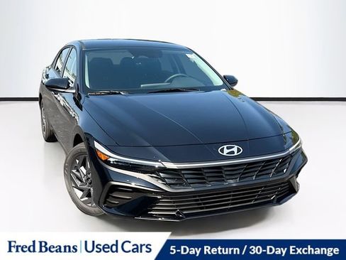 Used 2025 Hyundai Elantra Blue image 19