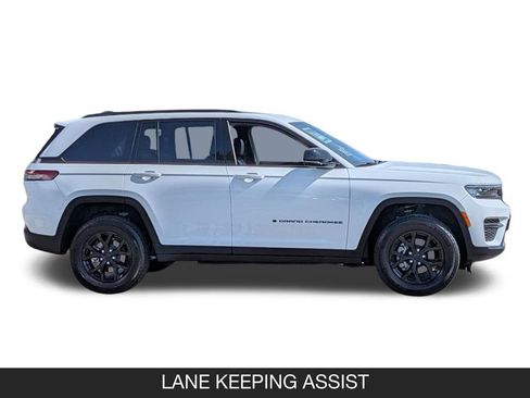 Used 2025 Jeep Grand Cherokee Altitude AWD/4WD image 6