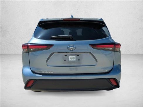 Used 2024 Toyota Highlander XLE FWD image 6