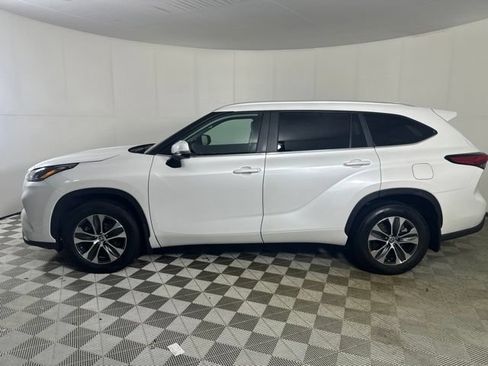 Used 2023 Toyota Highlander XLE AWD/4WD image 4
