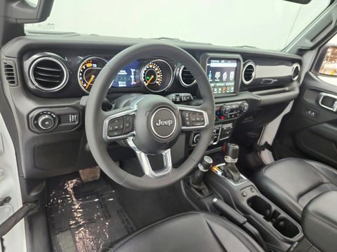 Used 2023 Jeep Wrangler Unlimited Sahara AWD/4WD image 9