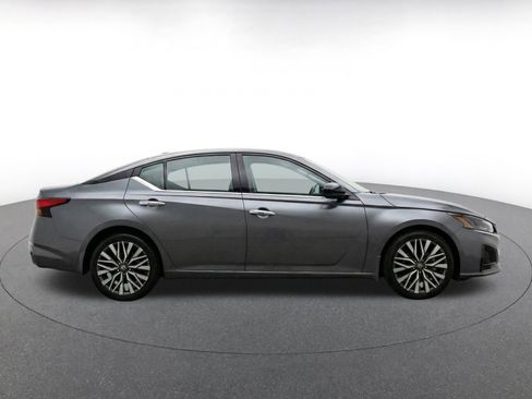 Used 2025 Nissan Altima 2.5 SV FWD image 10