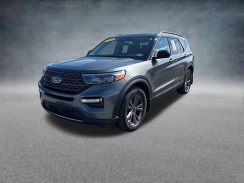 Used 2023 Ford Explorer XLT w/ Equipment Group 202A AWD/4WD image 2