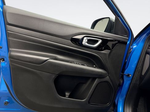 Used 2023 Jeep Compass Latitude w/ Convenience Group image 9