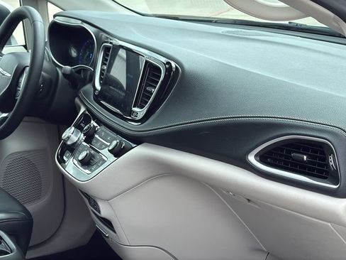 Used 2023 Chrysler Pacifica Touring-L FWD image 27