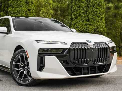 Used 2023 BMW i7 xDrive60 w/ Executive Package 2 AWD/4WD image 6