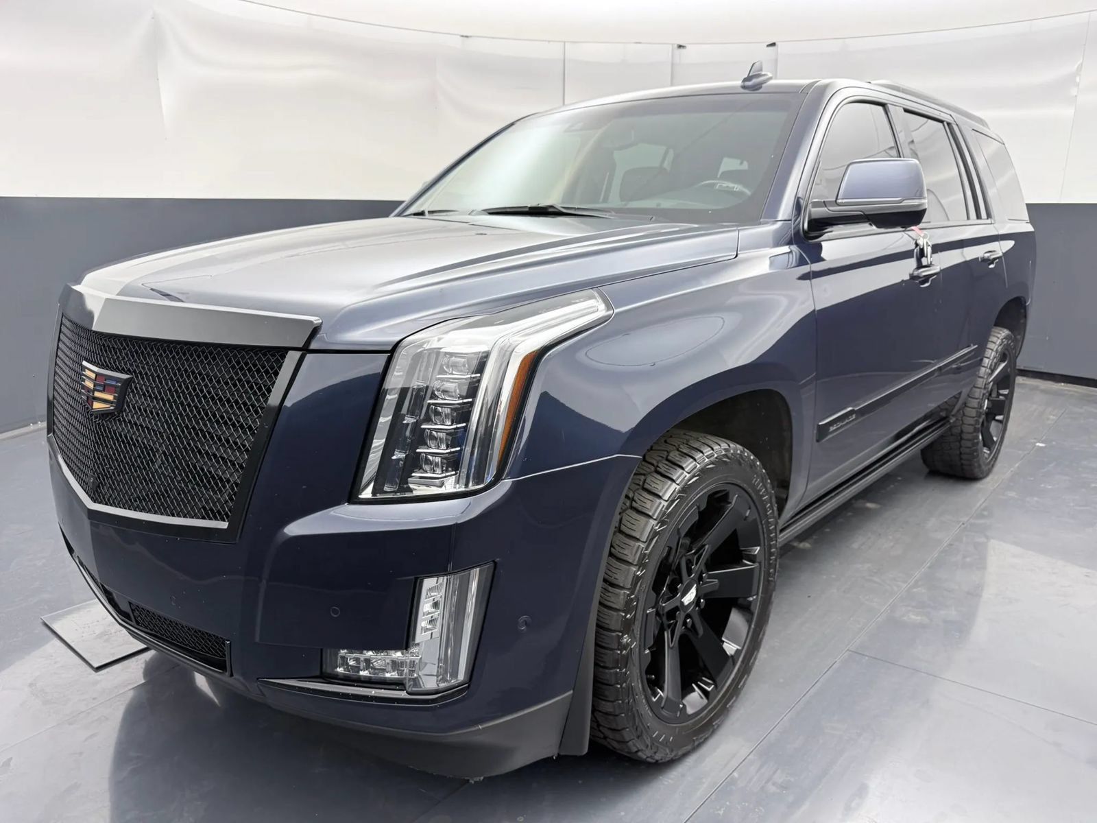 Used 2018 Cadillac Escalade Premium Luxury AWD/4WD image 3