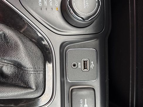 Used 2019 Jeep Cherokee Limited w/ Technology Group image 41