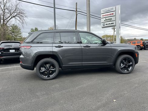 New 2025 Jeep Grand Cherokee Altitude image 19